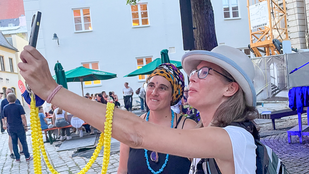 Zwei Frauen machen in der Stadt ein Selfie