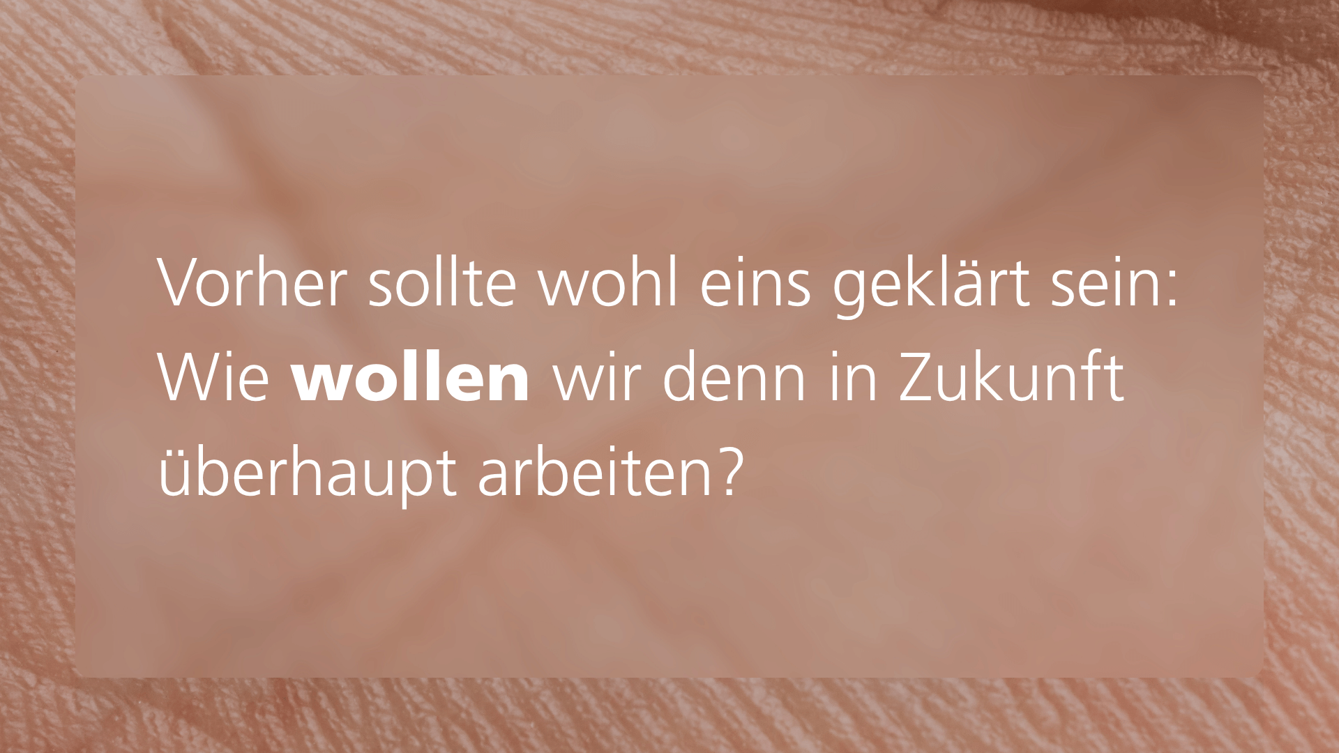 Textfolie auf Hautstruktur-Hintergrund mit der Frage: „How do we want to work in future?“