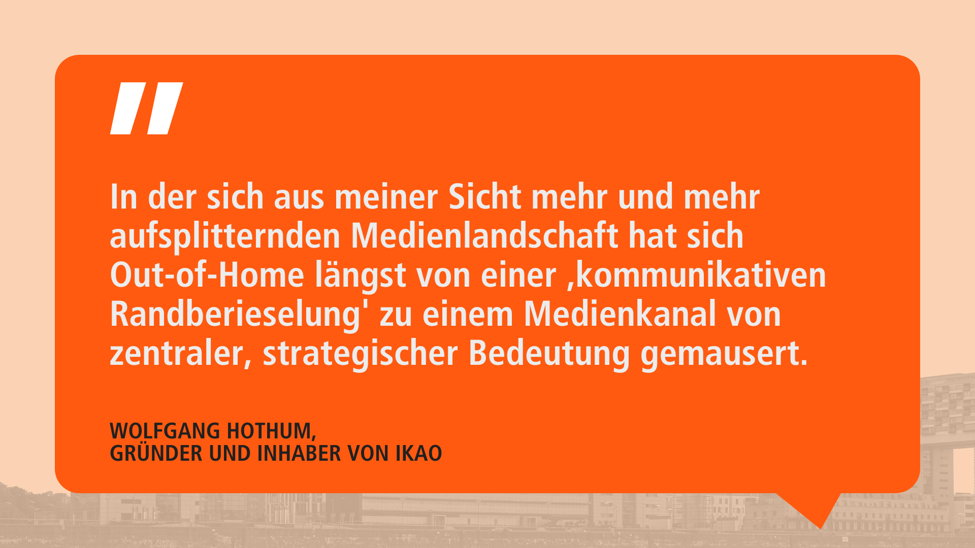 Zitat-Grafik mit Wolfgang Hothum über die Bedeutung von Out-of-Home-Werbung als zentralen Medienkanal, mit orangefarbenem Sprechblasen-Design.