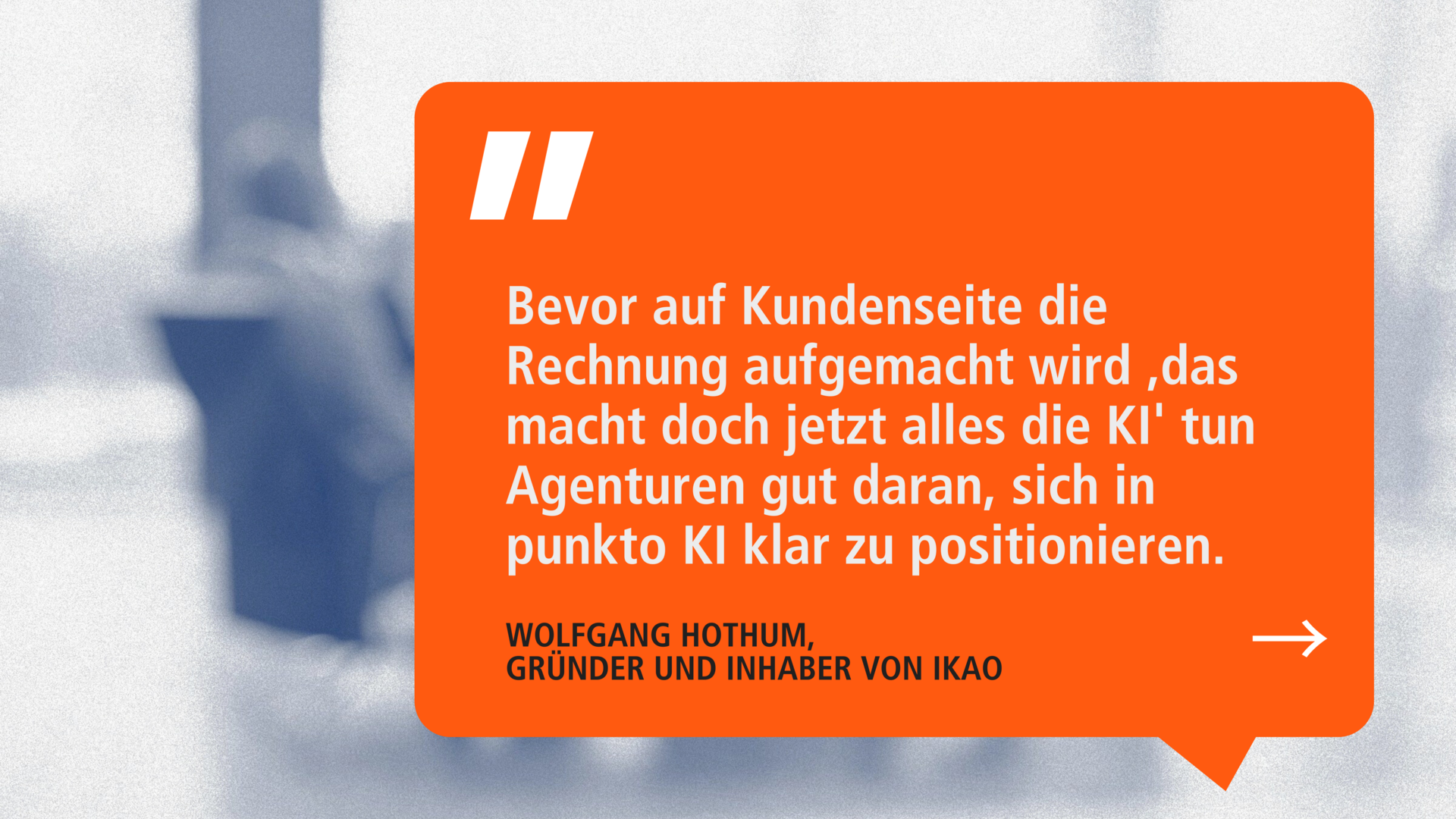 Zitat-Grafik von Wolfgang Hothum über KI und Agenturpositionierung – Orangefarbene Sprechblase mit Zitat von Wolfgang Hothum über die Notwendigkeit für Agenturen, sich strategisch zu KI zu positionieren.