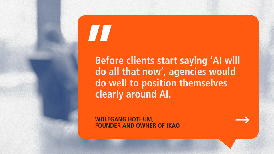 Quote graphic by Wolfgang Hothum on AI and agency positioning - Orange speech bubble with quote from Wolfgang Hothum on the need for agencies to position themselves strategically on AI.