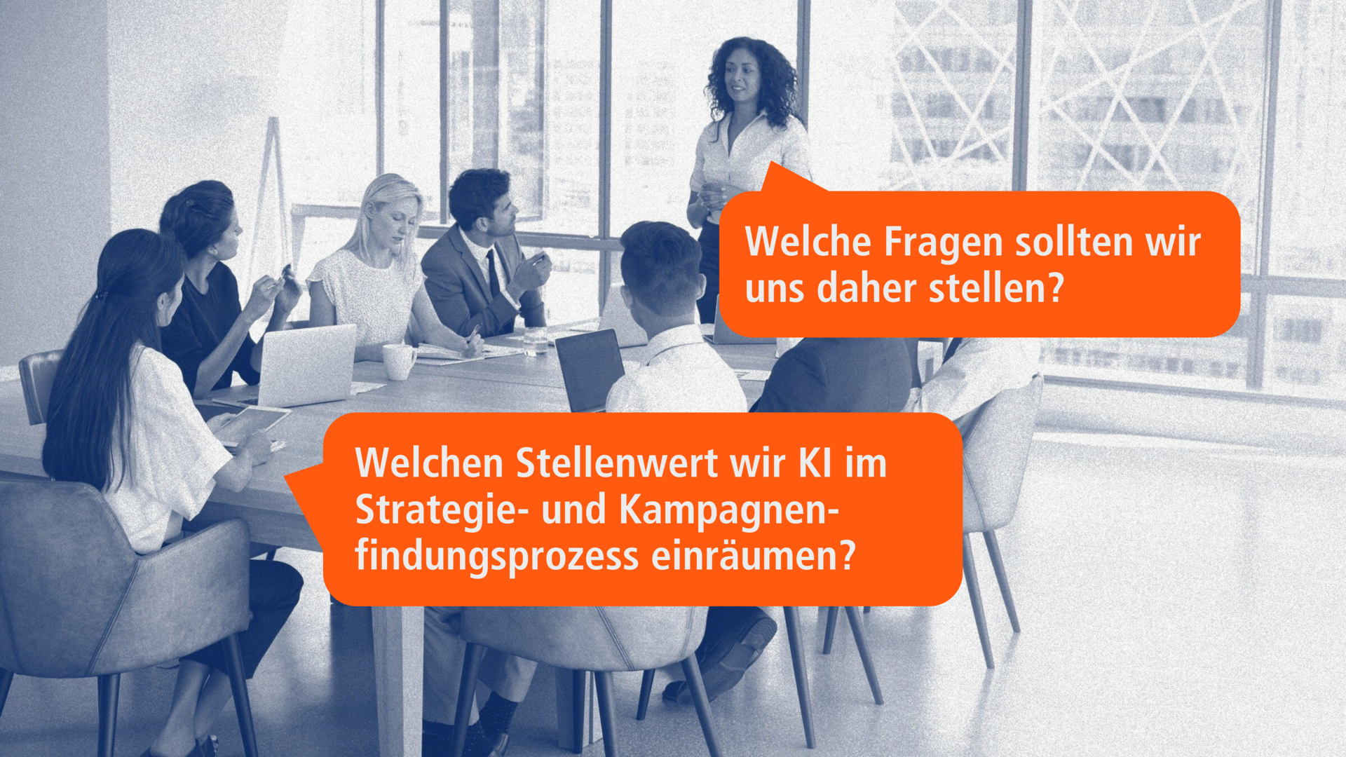 Meeting-Szene mit Fragen zur Rolle von KI in der Strategie – Geschäftliches Meeting mit orangefarbenen Sprechblasen, die Fragen zur Bedeutung von KI in der Strategie- und Kampagnenentwicklung stellen.
