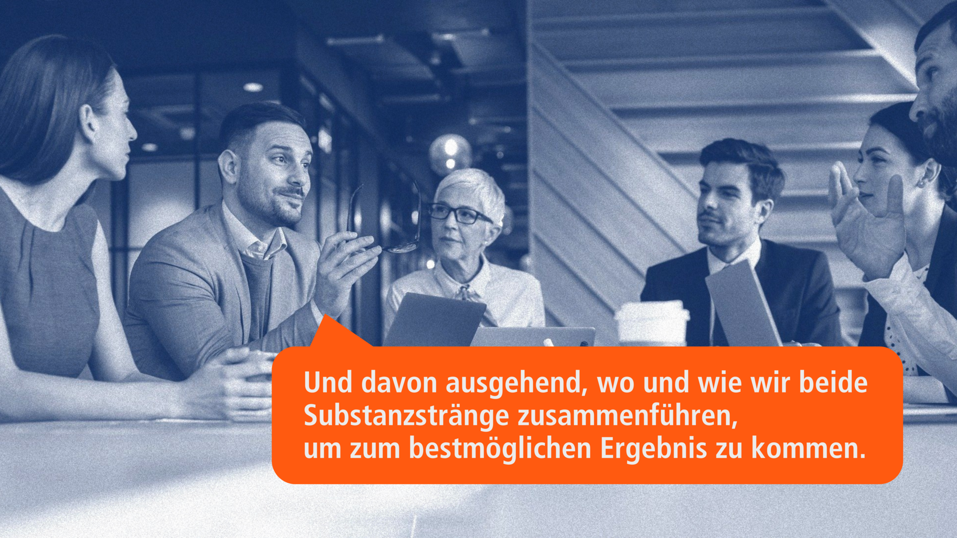 Business-Diskussion über die Verbindung von KI und menschlicher Expertise – Gruppe von Geschäftsleuten bespricht, wie KI und menschliche Fähigkeiten optimal kombiniert werden können, mit einer orangefarbenen Sprechblase.