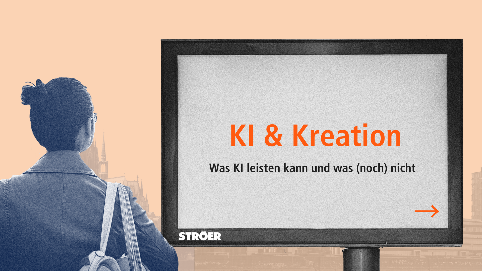 Eine Person mit Rucksack blickt auf eine digitale Werbetafel. Darauf steht in orangefarbener Schrift: 'KI & Kreation' und darunter in Schwarz: 'Was KI leisten kann und was (noch) nicht'. Im unteren Bereich ist das Ströer-Logo sichtbar.
