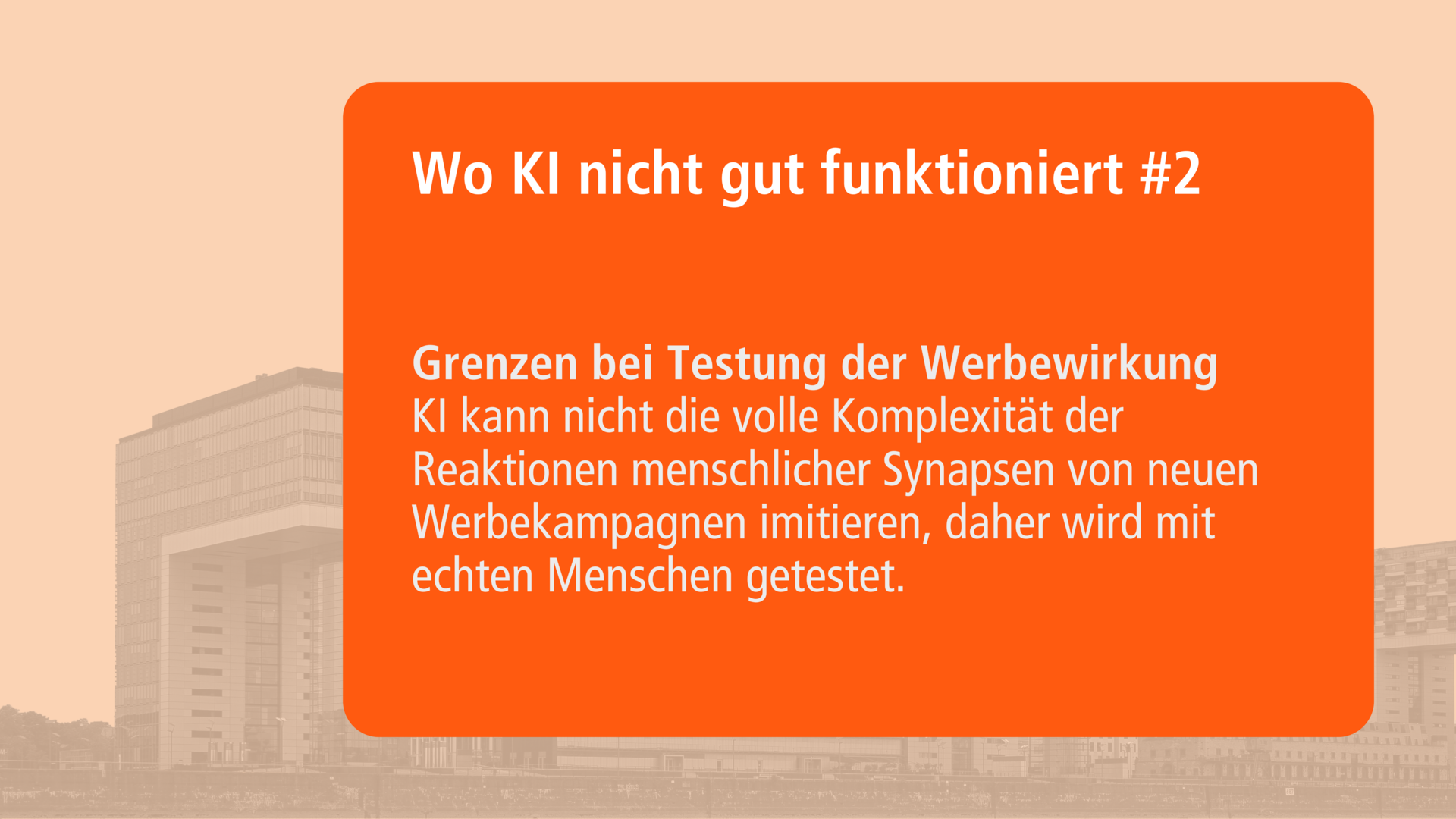 Orangefarbene Infobox mit weißer Schrift: 'Wo KI nicht gut funktioniert #2'. Enthält den Punkt: 'Grenzen bei Testung der Werbewirkung – KI kann nicht die volle Komplexität der Reaktionen menschlicher Synapsen von neuen Werbekampagnen imitieren, daher wird mit echten Menschen getestet.'