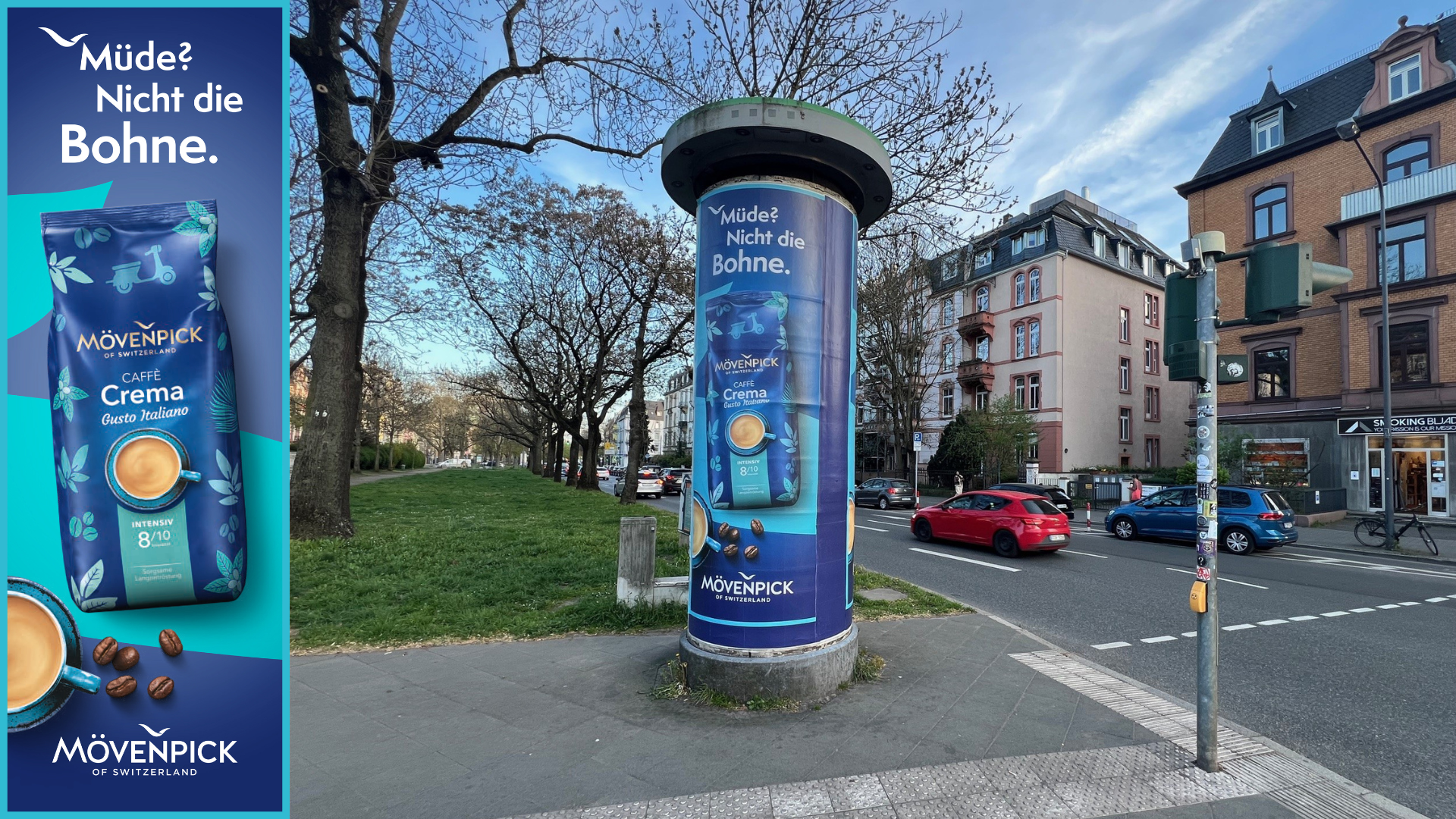 Blaues Mövenpick Caffè Crema Werbeplakat mit dem Slogan „Müde? Nicht die Bohne.“ an Litfaßsäule in grüner Wohnstraße