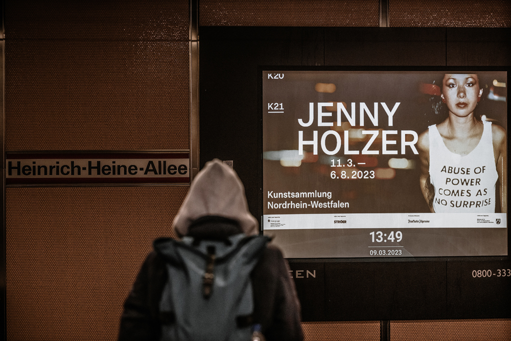Werke von Jenny Holzer auf digitalen Medien in Düsseldorf