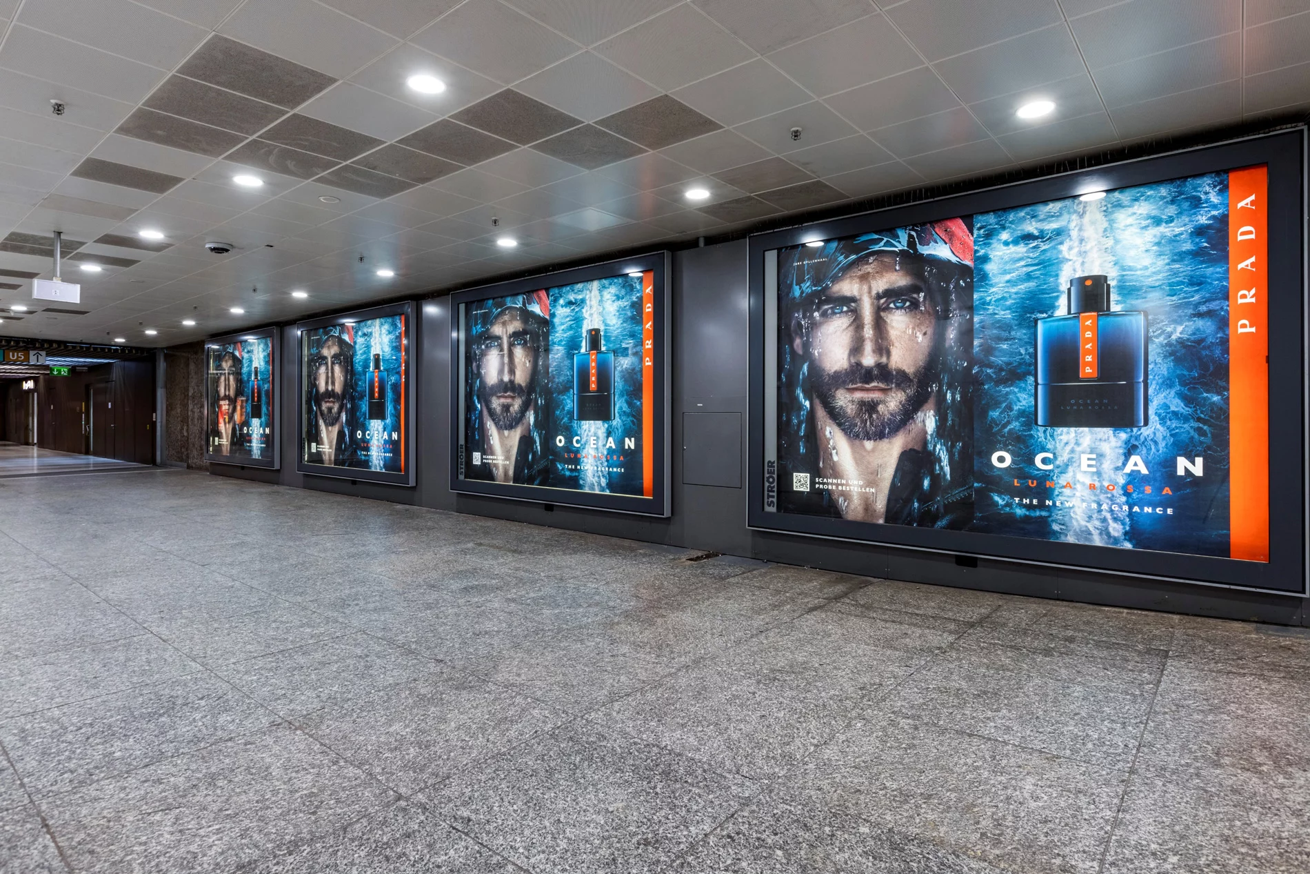 Plakatwände im Bahnhof mit Jake Gyllenhall als Modell für Prada-Parfumwerbung