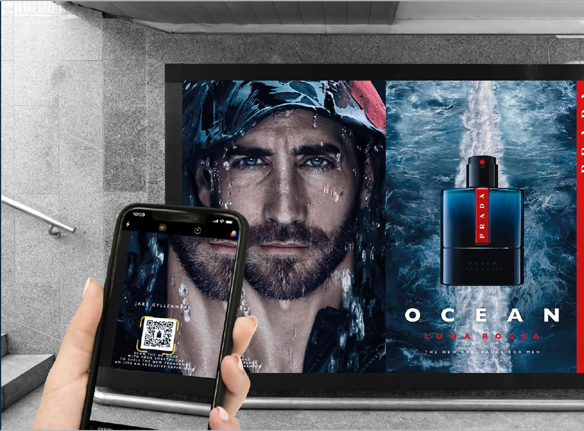 Hand scannt mit Smartphone QR-Code eines OOH-Plakates mit Jake Gyllenhall als Modell für Parfumwerbung