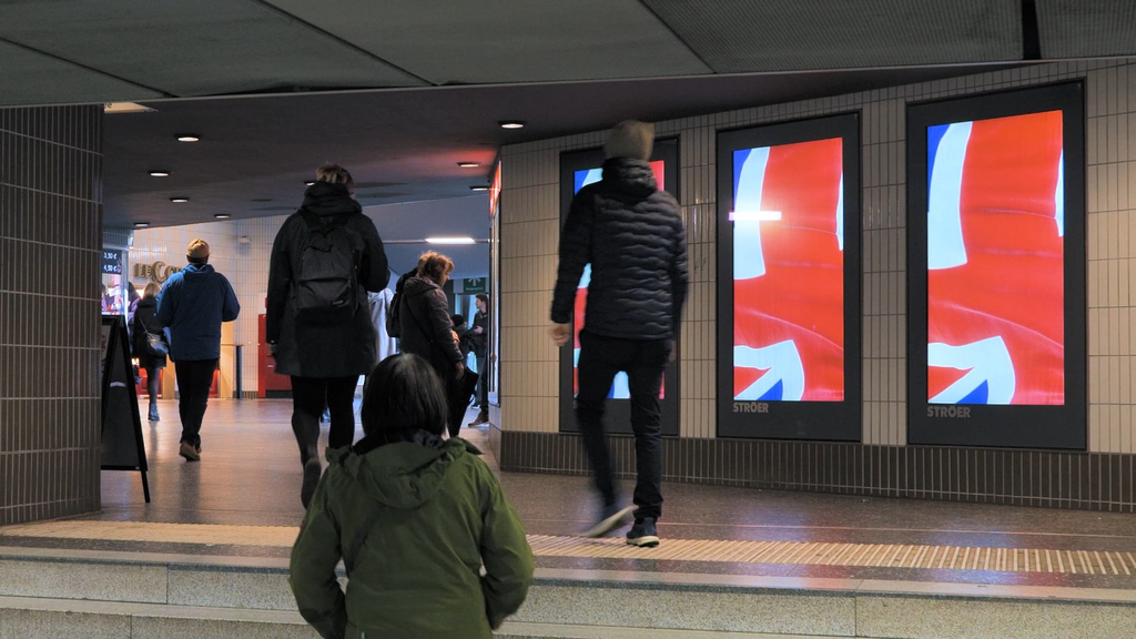 Digitale Beflaggung mit DOOH für royalen Staatsbesuch von King Charles III.