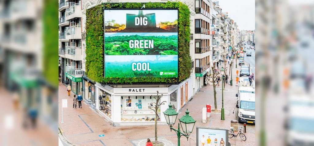 blowUP media Benelux verwandelt Knokke mit dem digitalen Screen „The Green“ in einen rund 100 Quadratmeter großen Garten