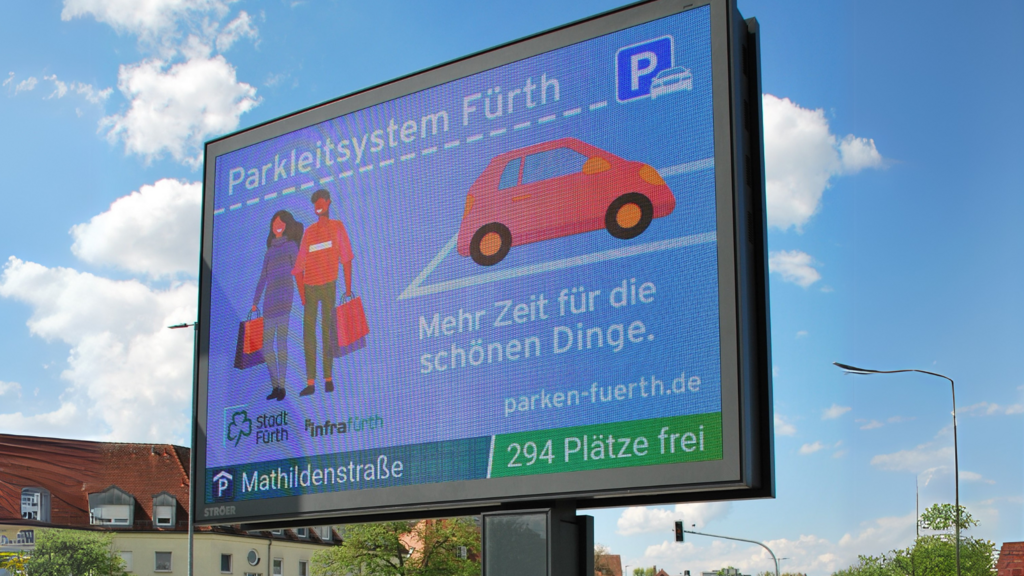 Fürth und Ströer starten Pilotprojekt: Neues digitales Parkleitsystem auf digitalen Stadtinformationsanlagen geht in Betrieb