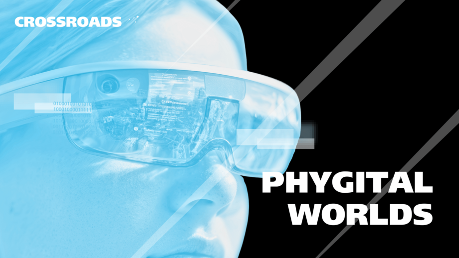 Keyvisual „PHYGITAL WORLDS“: Blau getöntes Gesicht mit AR/Smart-Glasses, reflektierte UI-Elemente; schwarzer Hintergrund, „CROSSROADS“-Logo.